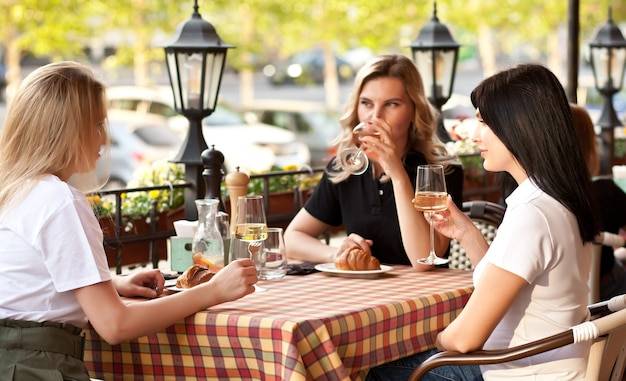 Kraków gdzie można zjeść na miejscu w klimatycznych lokalach