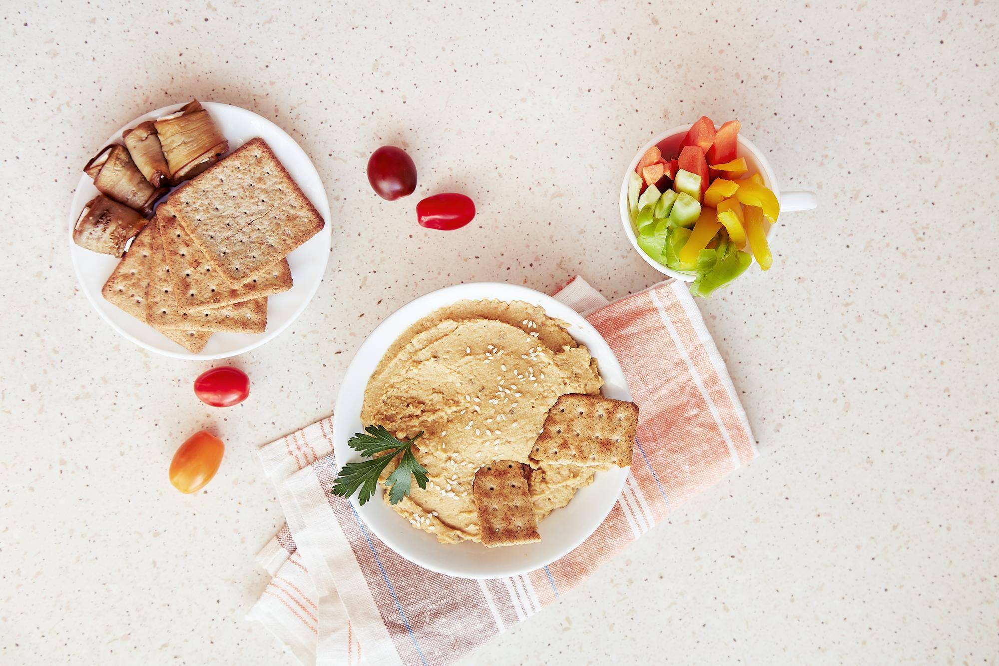 Z czym można jeść hummus i jak podkreślić jego smak?