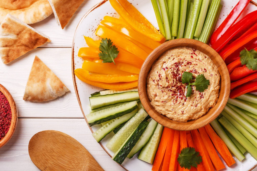 Z czym najlepiej jeść hummus paprykowy i jak go podać?