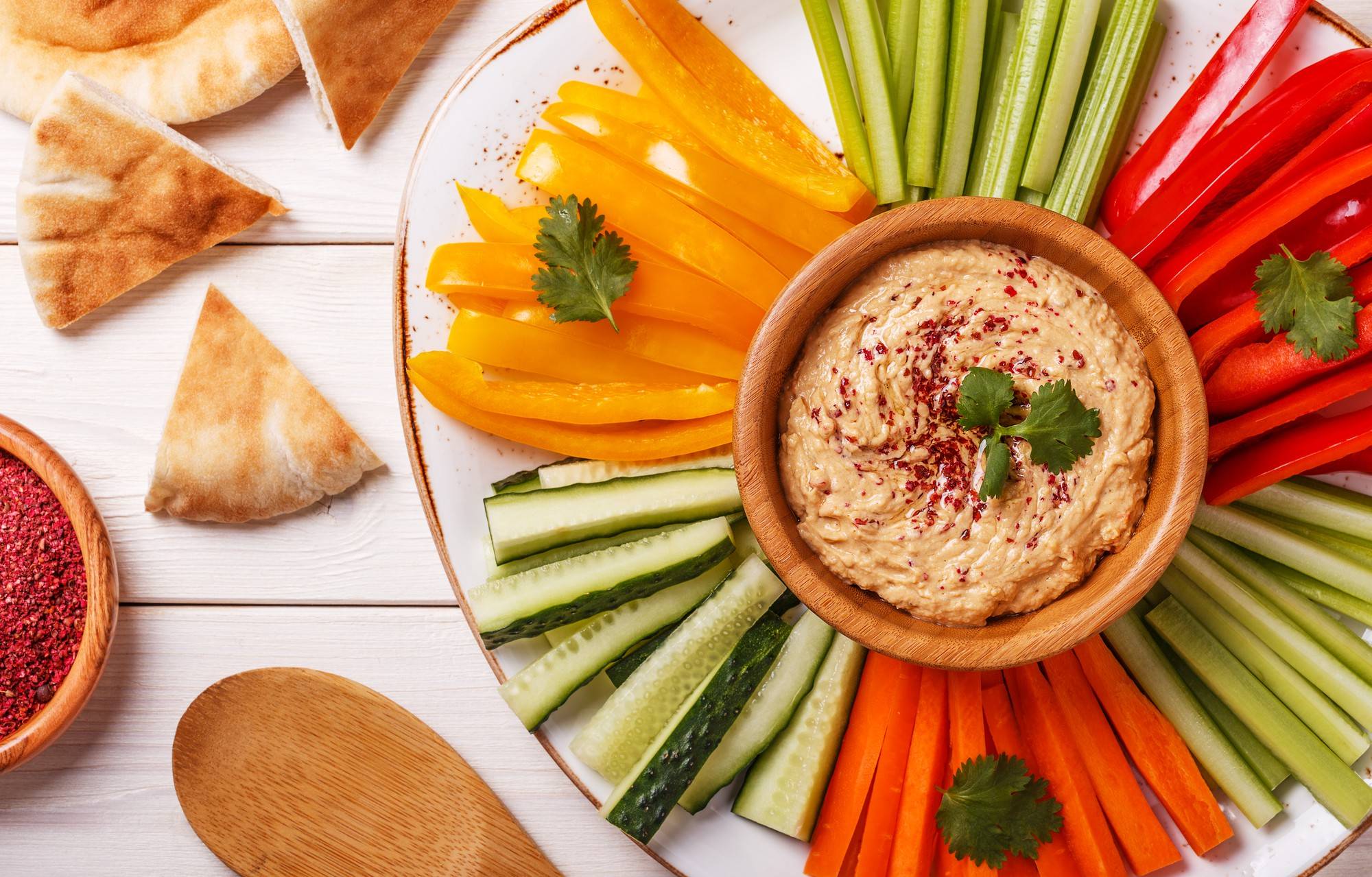 Z czym najlepiej jeść hummus paprykowy i jak go podać?