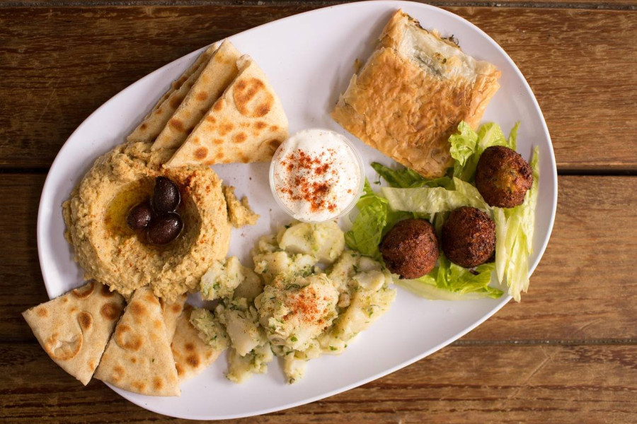 Jak smakuje falafel i dlaczego warto go spróbować?