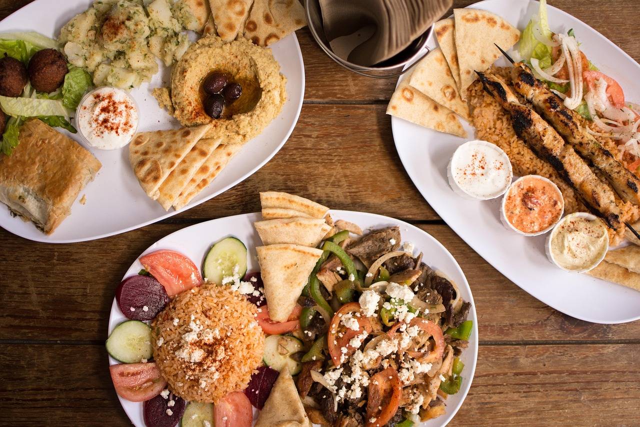 Jakie sosy do falafeli najlepiej podkreślają smak tej potrawy?